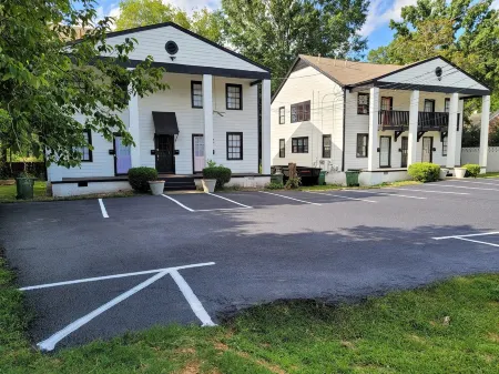 Charming 4 Person Apt in Walkable, Green Area