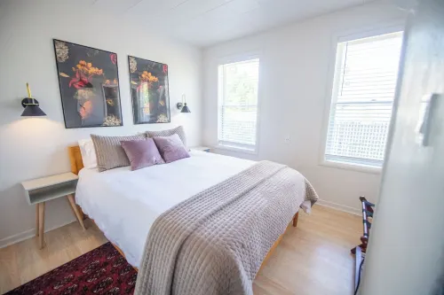 Downtown Rogue River, Game Room, 70" Smart TV, Two Minutes to I-5