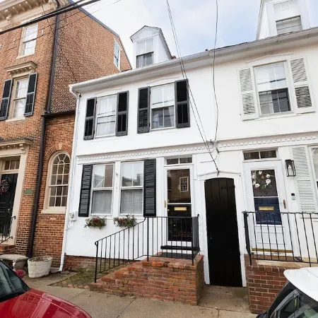 Renovated Row Home in the heart of Downtown Annapolis.Two blocks to everything