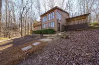 Cozy and serene fishing cabin, Family Traditions,  private dock and lake views.