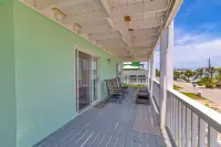 Large Cottage Steps to the beach!