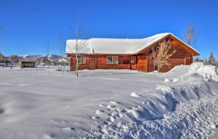 Mary Ann's Mountain Maison - Visit Nat’l Parks, Walk to Town, Grill Out in Yard