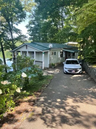 Cozy Lake-front cabin with a private dock and beautiful views on Lake Santeetlah