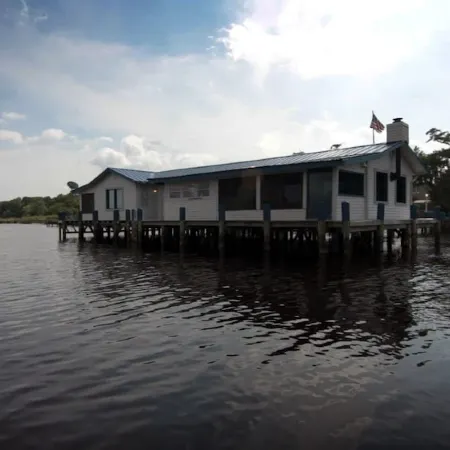 Tahiti Style 5 Star over-Water Bungalow + Lake House Blue + YouTube Video's Pets