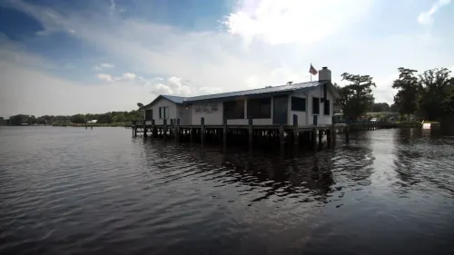 Tahiti Style 5 Star over-Water Bungalow + Lake House Blue + YouTube Video's Pets