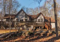 East Stroudsburg Chalet-4BR,Bar,Hot-tub,Fireplace Werry Lake 주변 호텔