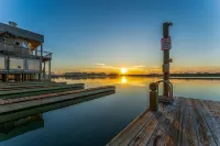 Waterfront Condo: Stunning Sunsets, Fishing, Patio, & 4 minutes from the beach!