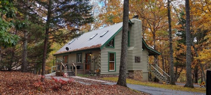 Cozy Cabin on 4 Acres of Fun! Pavilion, Firepit, Swing, Walking Trail to Creek! Hotels in Union County