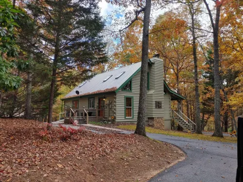 Cozy Cabin on 4 Acres of Fun! Pavilion, Firepit, Swing, Walking Trail to Creek! - 4 stjerner
