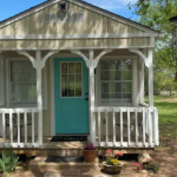 The Beulah Jane is a peaceful cabin on working farm in Glen Rose.