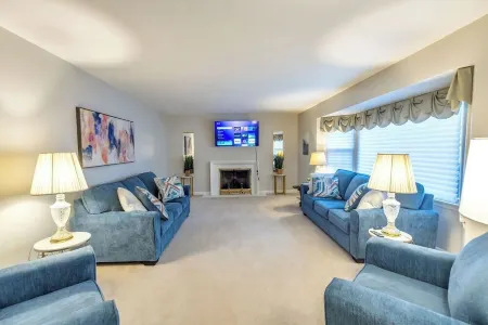 Pet-Friendly 5BR Lakeview Home~~Sleeps 14~~3,300 Sq. Ft.