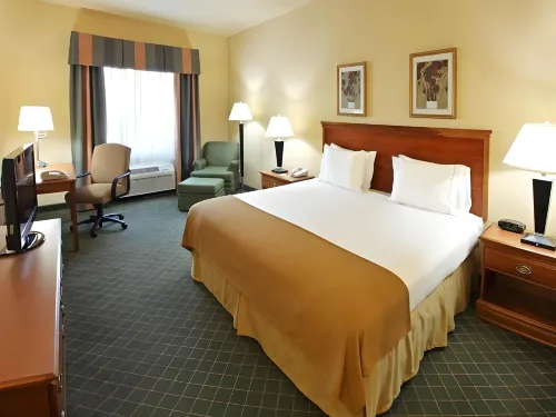 Holiday Inn Express & Suites Magnolia-Lake Columbia Hotels in Magnolia