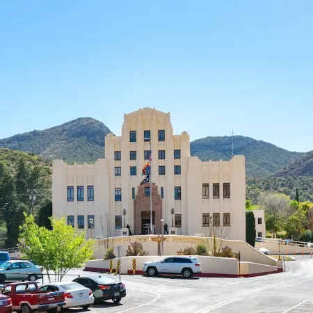 Casa de Oro – Luxe Comfort in the Heart of Old Bisbee Private Yard & EV Charger!