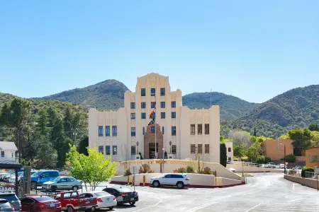 Casa de Oro – Luxe Comfort in the Heart of Old Bisbee Private Yard & EV Charger!