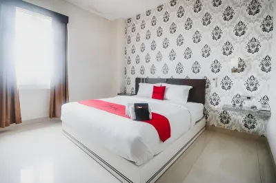 RedDoorz Plus Near Universitas Negeri Makassar Hotels in Tamalate