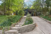 Oasis in ATL- 3BR/2BA Lux Serene Bungalow w/ Gorgeous Private Backyard and Pool