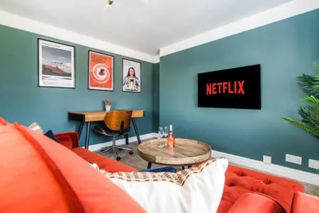 The Coach House, 3 bed apartment with free off-street parking in Ellesmere Port Отели в г. Эллесмер-Порт