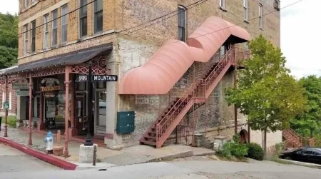 Night Owl 4S DOWNTOWNoptional paid parking upon request)