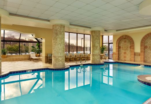 4. 엠버시 스위트 ..