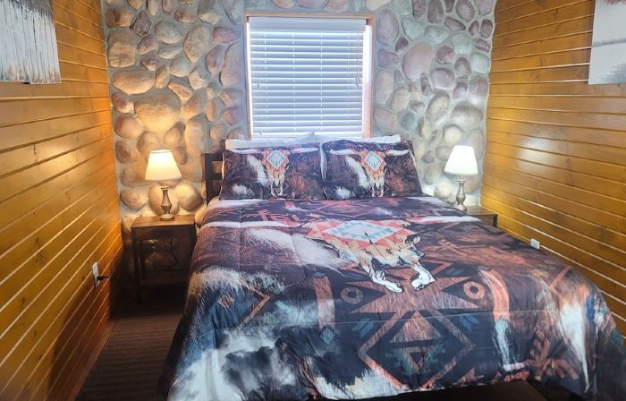 Hot Tub! Outside Traverse City, Sleeps 6 Pet Friendly, Fire Place, Fire Pit
