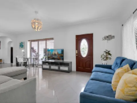 Great Family home by airport with large pooL/yard Hotels in Hialeah