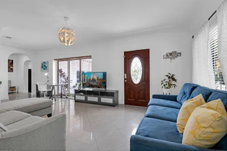 Great Family home by airport with large pooL/yard Отели в г. Хайалиа