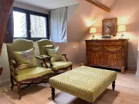 Stylish farmhouse with pool, sleeps 8-10 Hotels in Verneuil-sur-Indre
