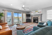 Lakefront on Hamilton! King Size Beds, Pool, Boat Slip & Gorgeous Sunsets! Hotels near Lake Hamilton