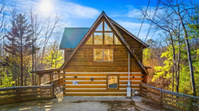 Hiking Bear Cabin: Smoky Mountain Escape + Games & Views