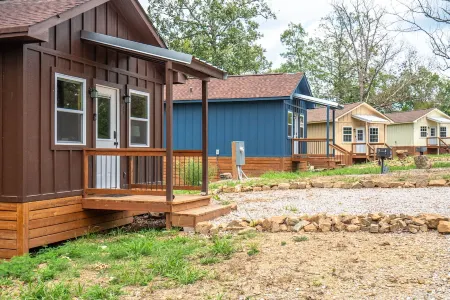 Cabin #4 @ Rock Creek Cabins! Kin Bed! 15 min. from National Park! Pet Friendly!