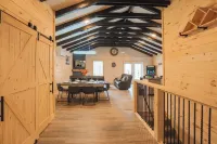 Fabulous 3Bed 3 bath Cottage Pool Hot tub Games