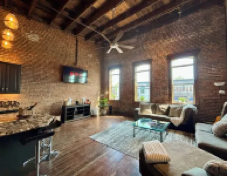 Loft in the Heart of Downtown - 500 Mbps WiFi - 4 Car Parking - EV Charge - Boat