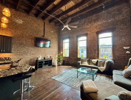 Loft in the Heart of Downtown - 500 Mbps WiFi - 4 Car Parking - EV Charge - Boat Отели в г. Флоренс