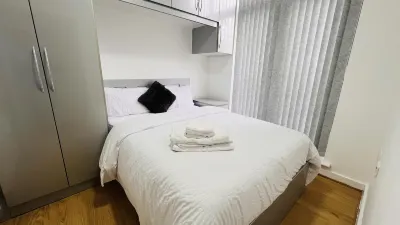 3-Bed House in Northolt Hotels near Islip Manor Park