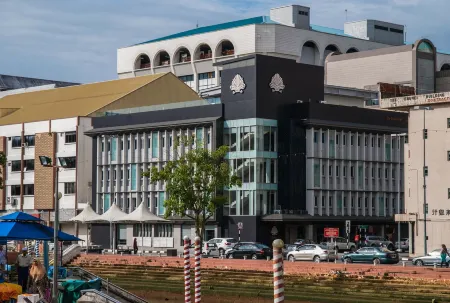 The Brunei Hotel Отели рядом с достопримечательностью «Yayasan Sultan Haji Hassanal Bolkiah Complex»