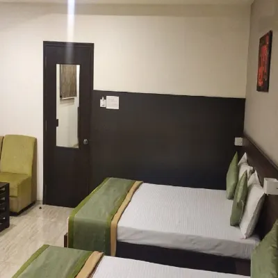 Hotel Grand Gaayatris Hotels near Perungulattur
