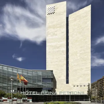 Hotel Reina Petronila Hotels near La Romareda