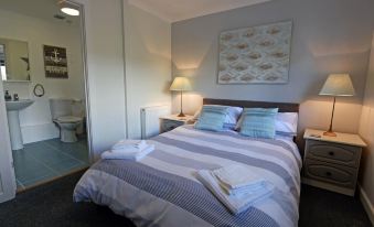 Valley Retreat - Peaceful Location, Walk to Beach, Parking