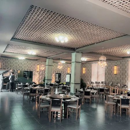 IYI LUXURY INN
