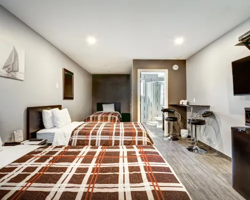 Auberge St. Jacques Hotels near Des Rapides Park