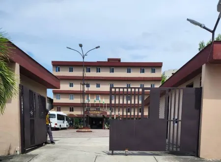 Golden Hôtel Отели рядом с Аэропорт Феликс Уфуэ-Буаньи