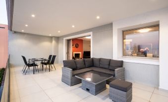 Beachfront Artemida Retreat - Peony Seabreeze Gem