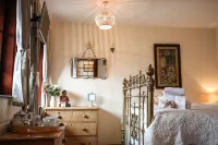 The Shepherd's Purse Hotels near The Staircase Cafe