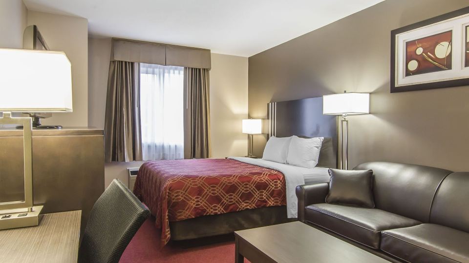 Econo Lodge Inn & Suites