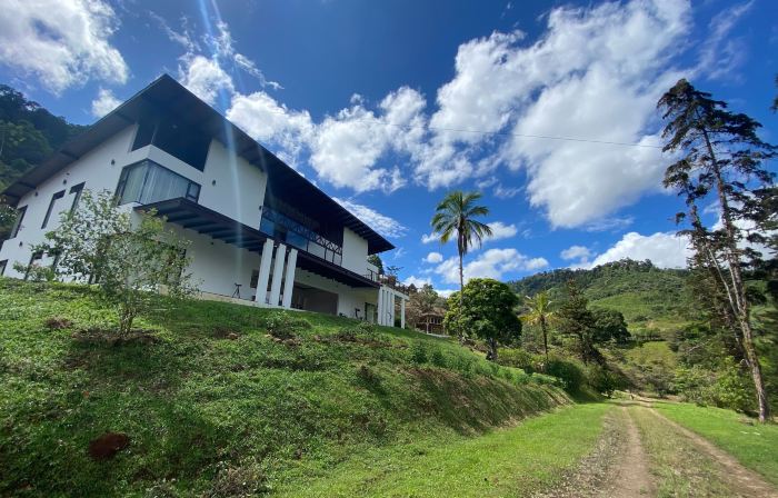 Arte de Plumas Birding Lodge