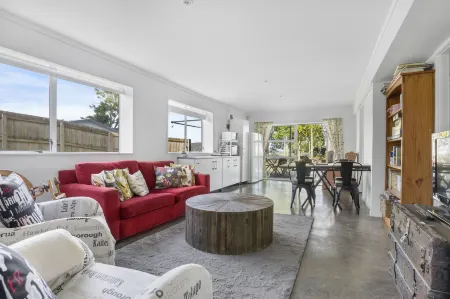 Bright 3-Bedroom Unit - WiFi & Parking Отели рядом с достопримечательностью «Колледж Маклинс»