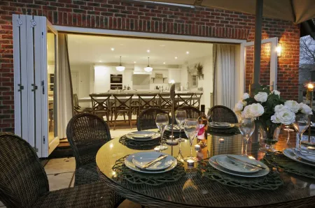 Hayward House Hot Tub Large Garden - from 1100 Per Night