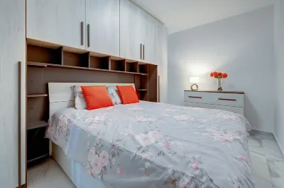 Splendid 2Br Apartment, Steps to St Georges Bay