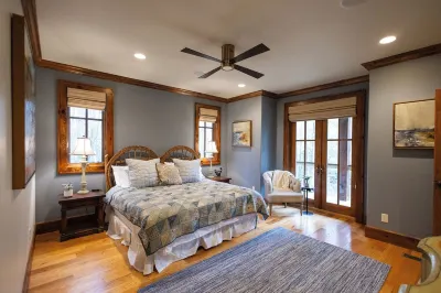 BEAR'S DEN  - Spacious mountain home on river game room & fire pit in Burlingame