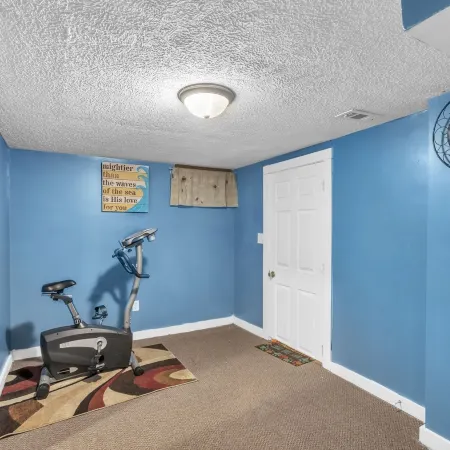 Lovely Pet Friendly Three Bedroom in Desirable Urbandale Location! 3 Home by Redawning